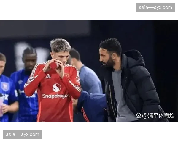 镜头：雷恩主帅因球员未执行战术纪律，在场边激烈表达不满