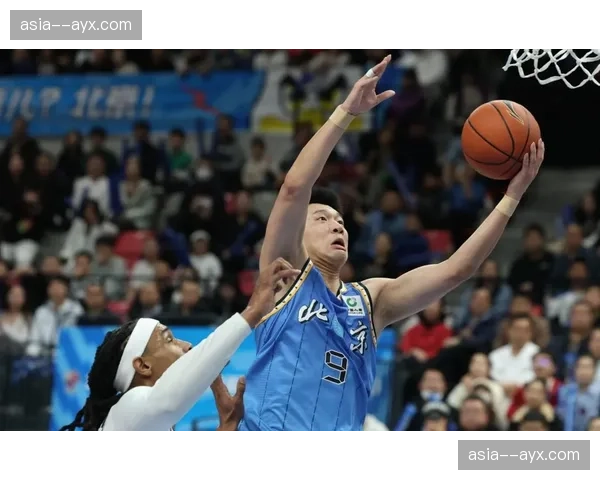 采用高位逼抢战术球队的控球率提升与防守风险并存